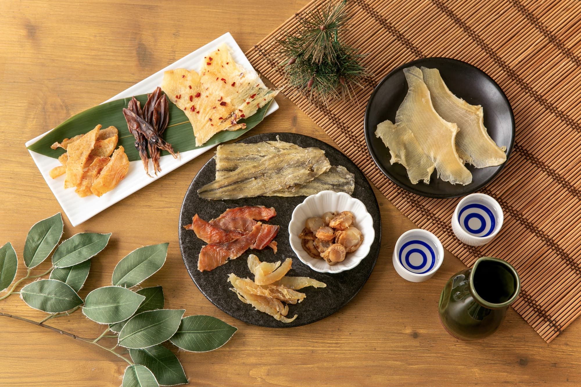 白皿と黒皿に盛った乾燥珍味と徳利