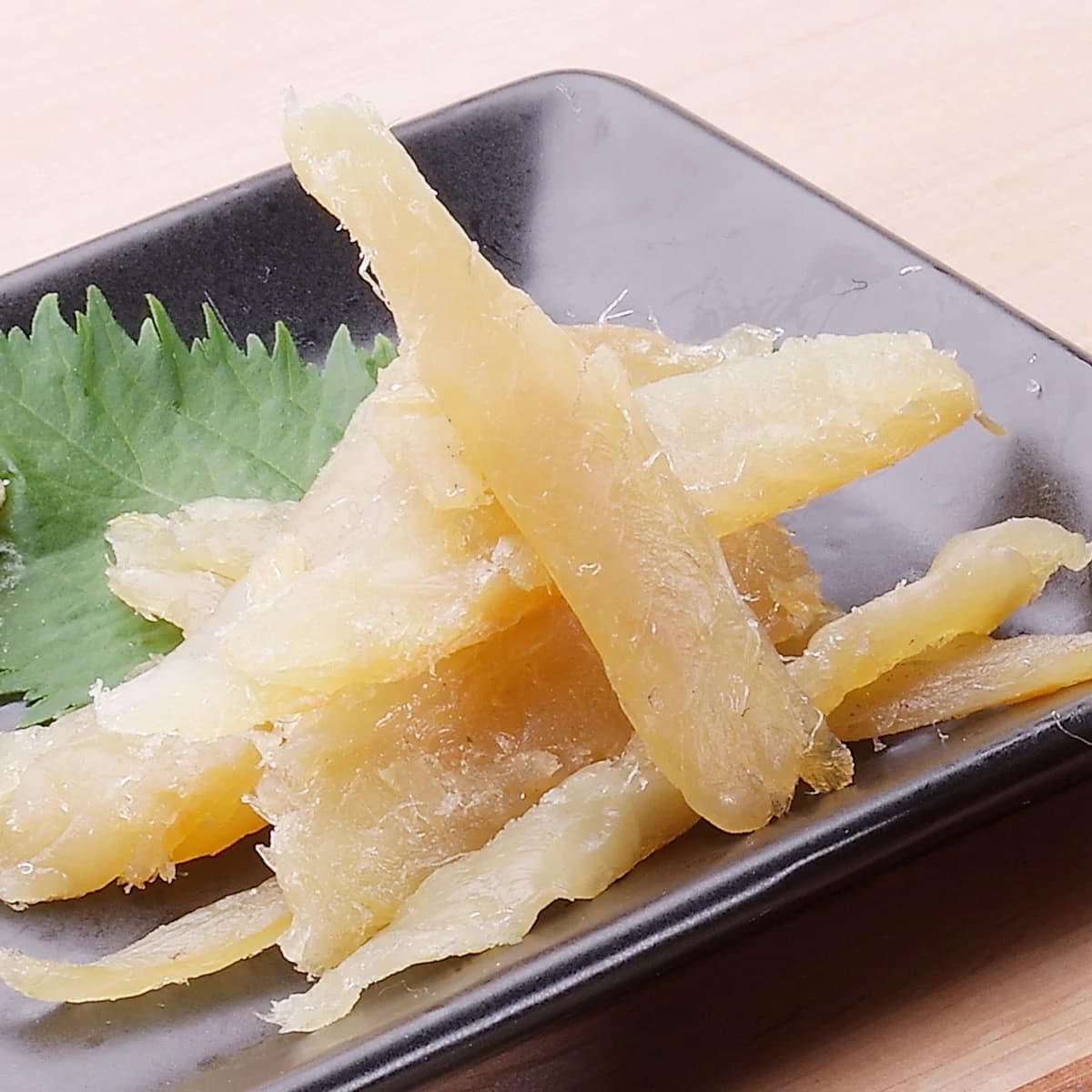 黒皿に盛ったつまみたら
