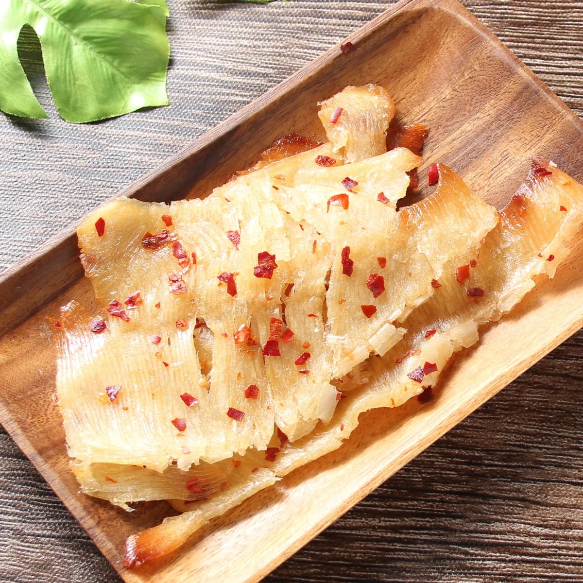 木皿に盛った焼えいひれ