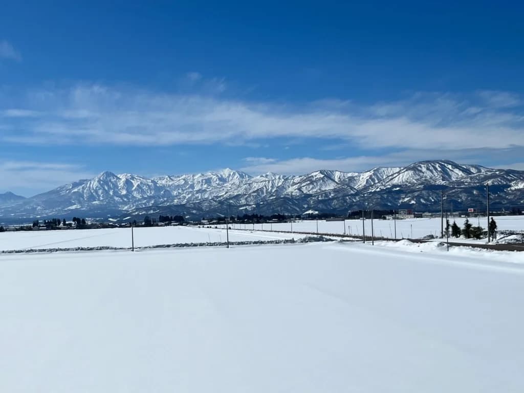 玄関先から見える妙高山の雪景色